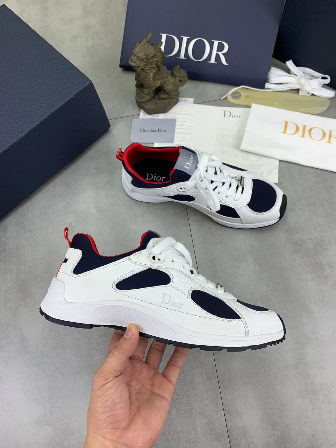 Men's shoes 💰P560 The new DIOR Dior sneakers are carefully made of black grained first-layer cowhide, embellished with the same color Dior Gravity embossed effect, which is exquisite and extraordinary. The interior is made of the same color sheep lining, which is soft and comfortable. Complete with original custom multi-color mohair wide laces and matte black-finished brass eyelets, the tonal rubber sole is embellished with the Oblique pattern, and the contrasting Dior 30 Avenue Montaigne logo on the rear tail adds style to the casual look. Size: 35-45 for men and women Color: 3️⃣ colors available